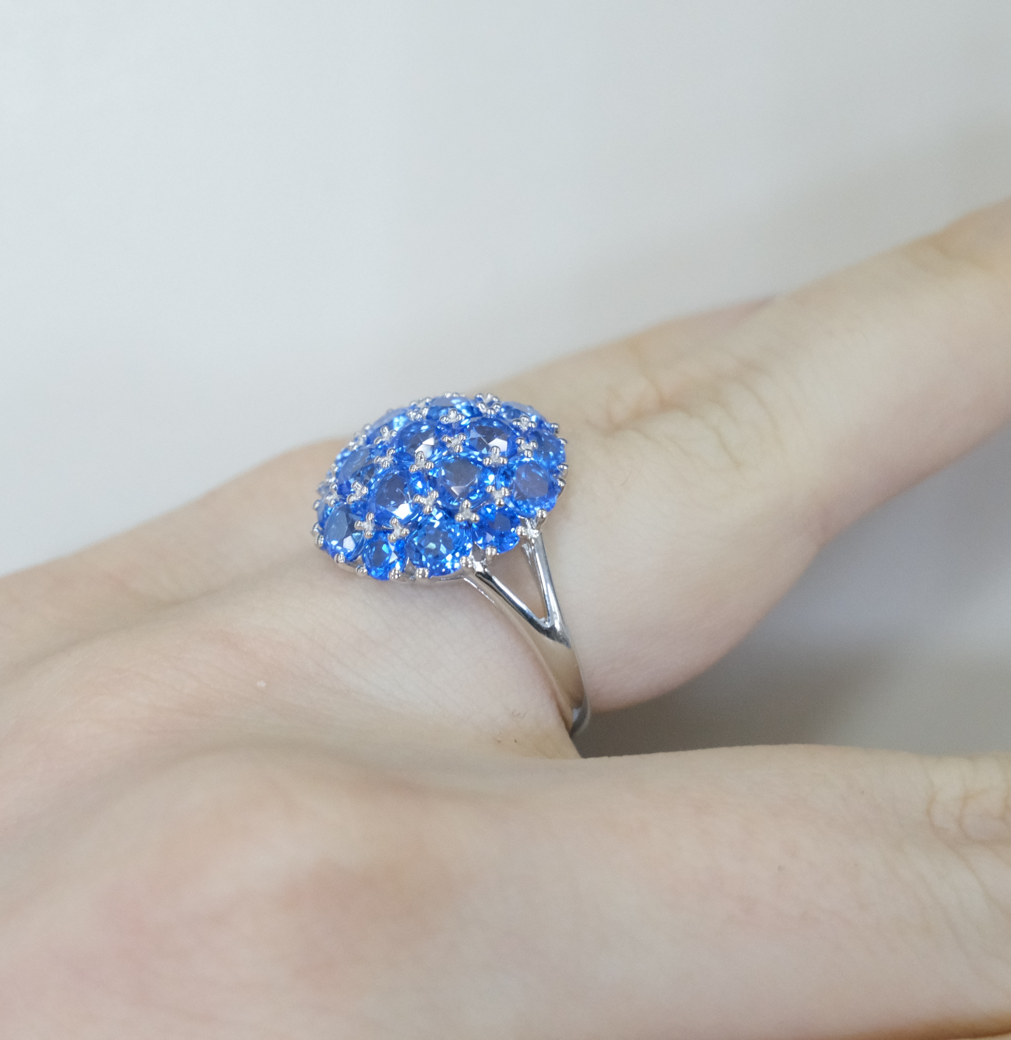 Серебряное кольцо с топазами Индиго
